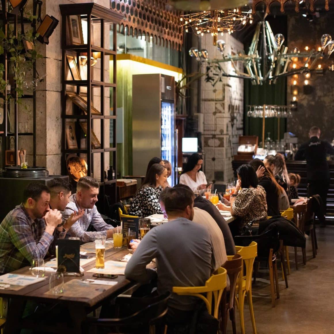 oameni iau cina in restaurant Biutiful Downtown din București, unul din restaurante cozy din București