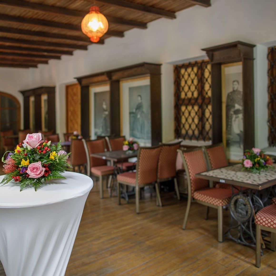 incapere din restaurant hanu lui Manuc, decorata in stil clasic, cu rame mari de fotografii alb negru