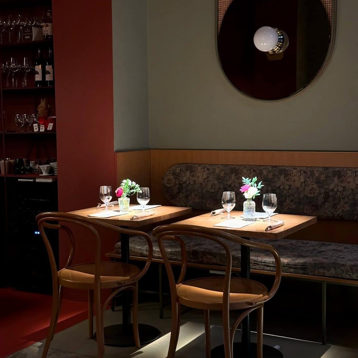 2 mese aranjate pentru cina, fotografiate in lumina difuza, la Papila București. Restaurante cozy București