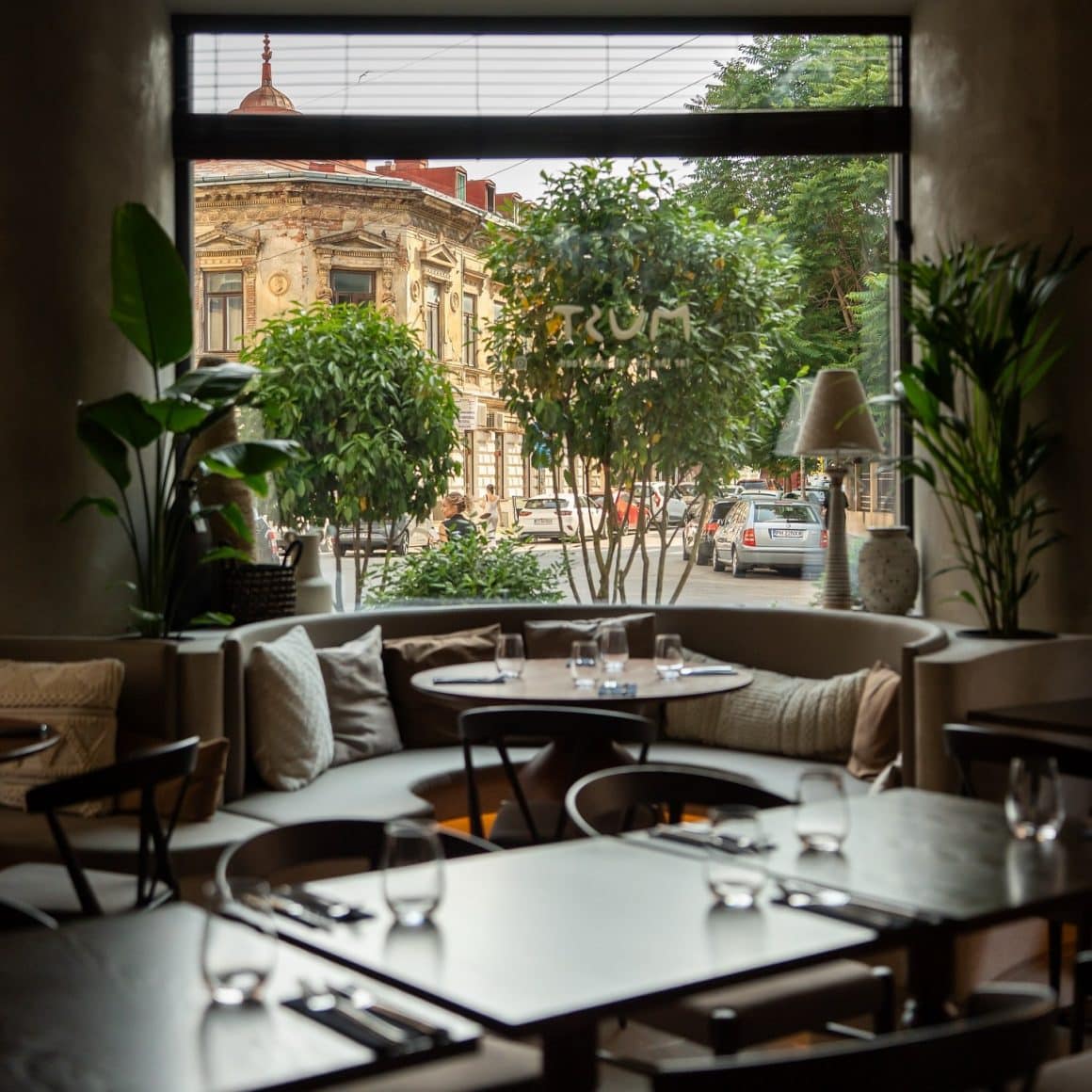 Imagine din interiorul restaurantului Must, cu fereastra mare care da catre starada Amzei