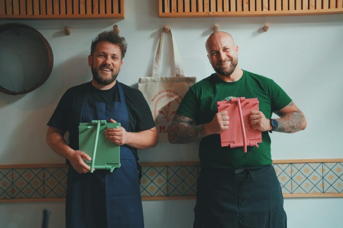 Chef Alex Iacob și chef Cristi Dăscăleanu, cu sorturi de bucatar, la restaurant Al Pastro by MAT