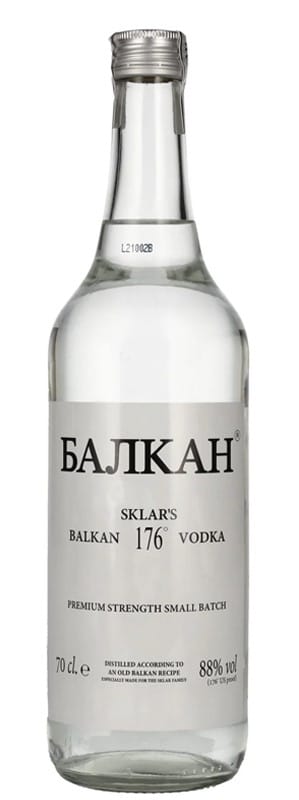 o sticlă de vodka Sklar's Balkan 176, una dintre cele mai puternice băuturi alcoolice