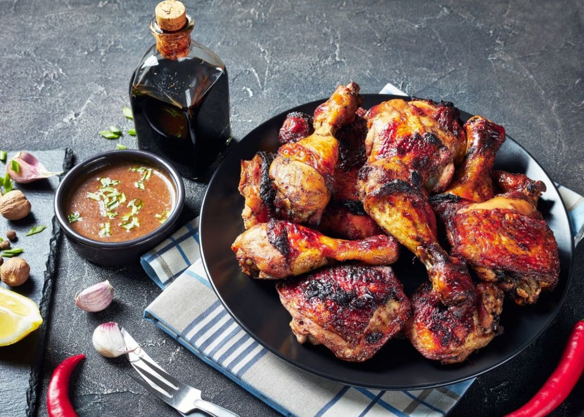 mai multe bucăți de pui jerk chicken specific jamaicăi, o țară cunoscută pentru mâncăruri picante