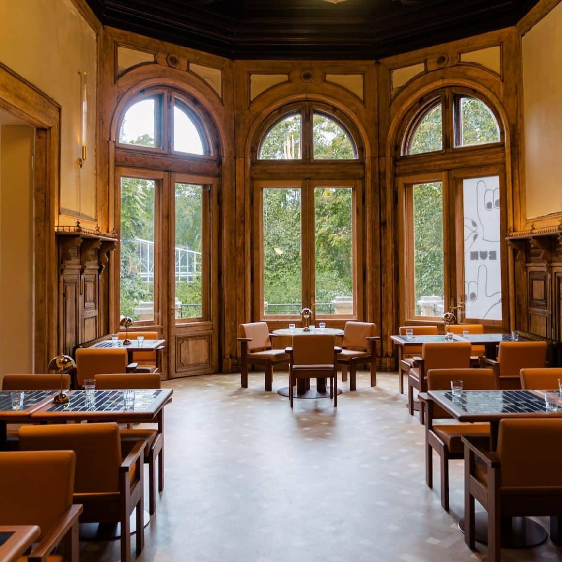 imagine de ansamblu din BUN restaurant, amenajat elegant, clasic