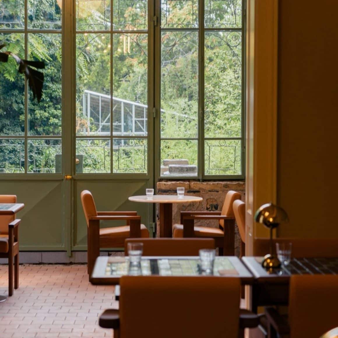 masa in dreptul unei ferestre mari din BUN Restaurant. Restaurante cozy București