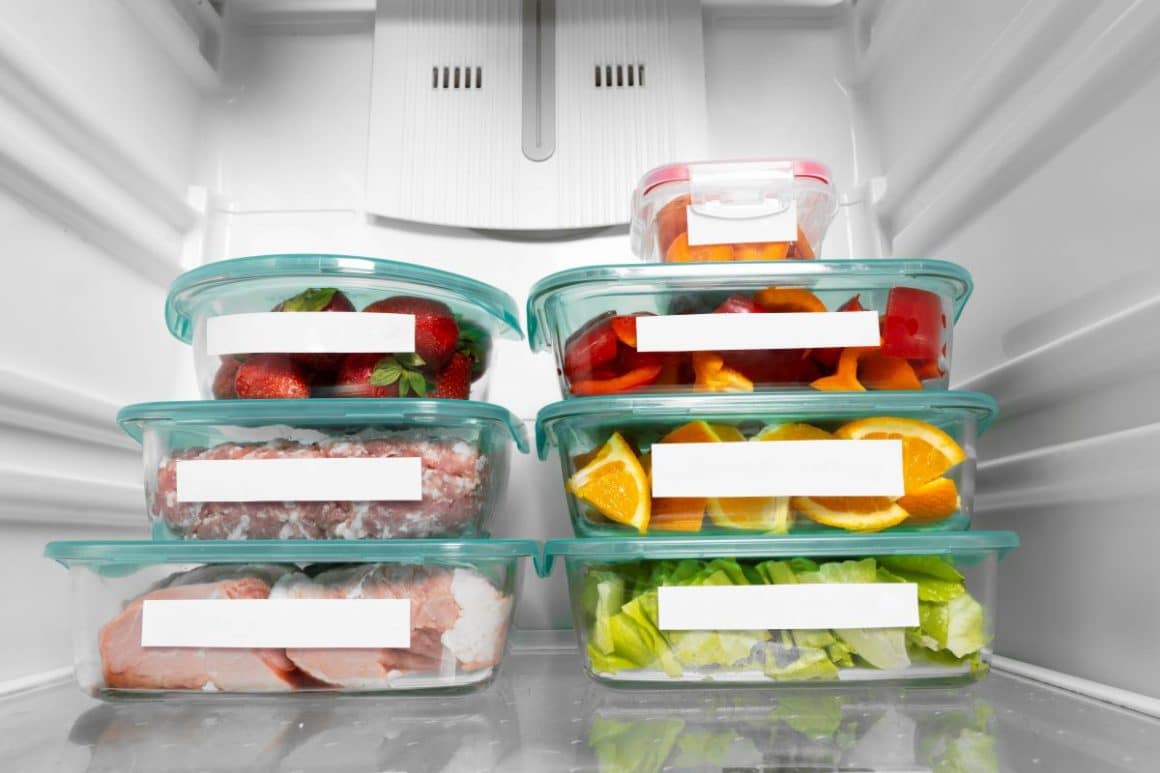 mai multe caserole care ajută la organizarea frigiderului sunt asezate una peste alta intr-un frigider