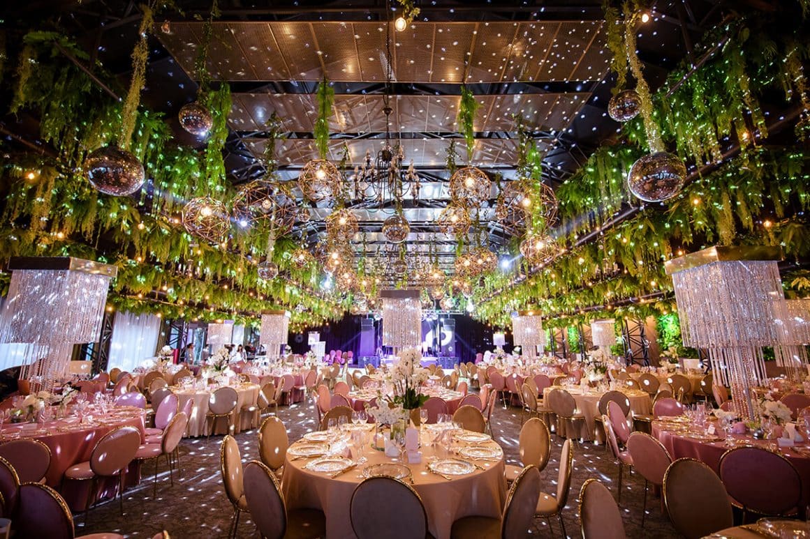 Salonul Forest de la Domeniile Saftica, salon de evenimente private si corporate, amenajat cu multer plante ornamentale