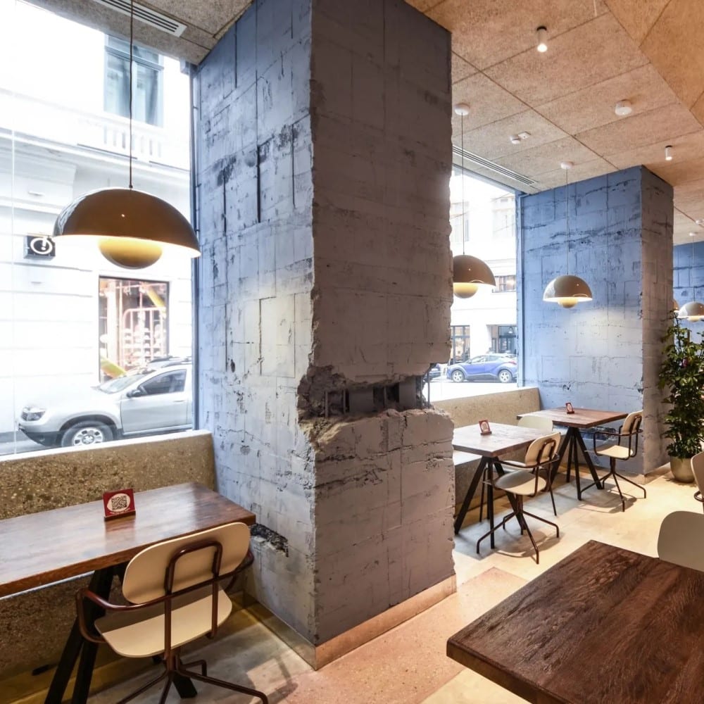 interiorul industrial-minimalist al unui restaurant scandinav din bucuresti, cu mobilier din lemn masiv