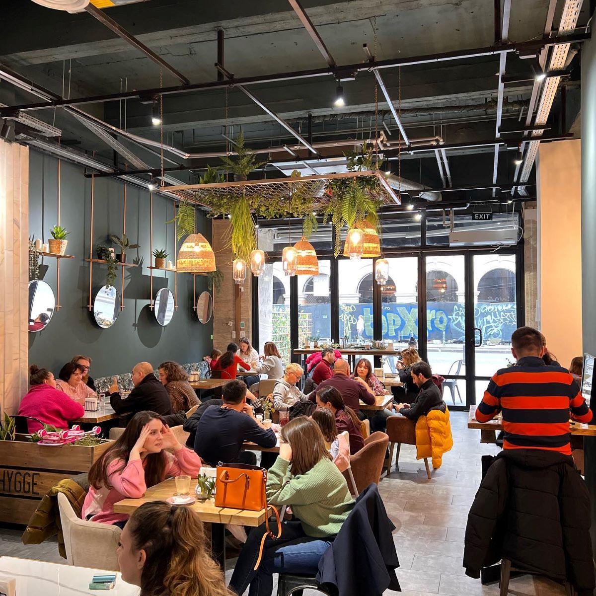 oameni iau masa la Hygge restaurant scandinav din București