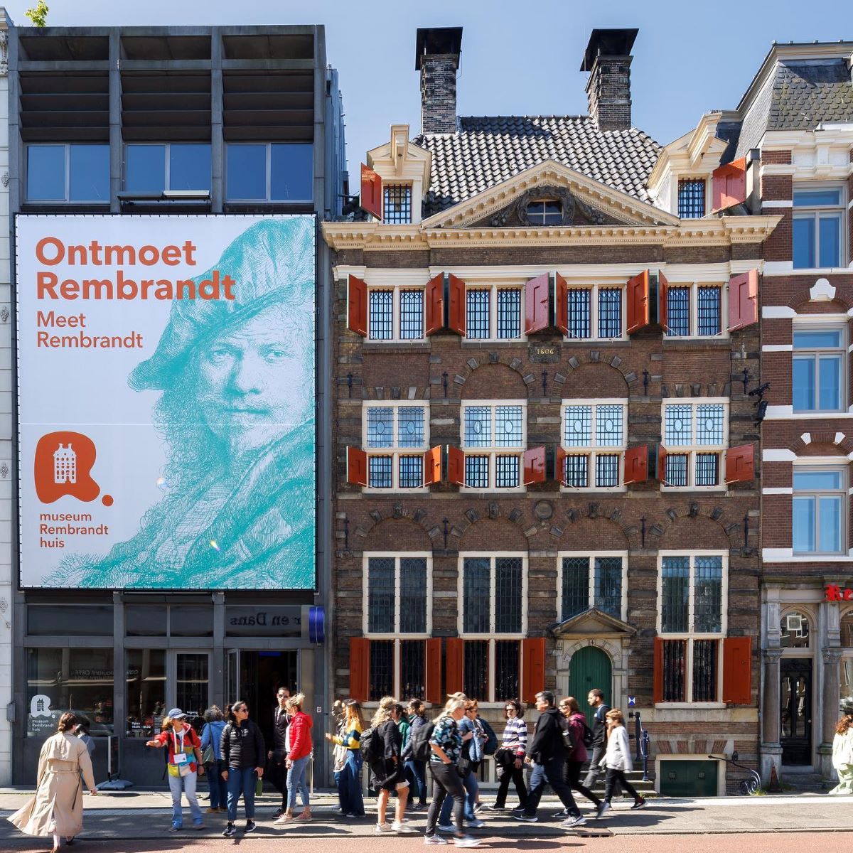 mai multi tineri sunt in fața intrării in muzeul rembrandt din amsterdam