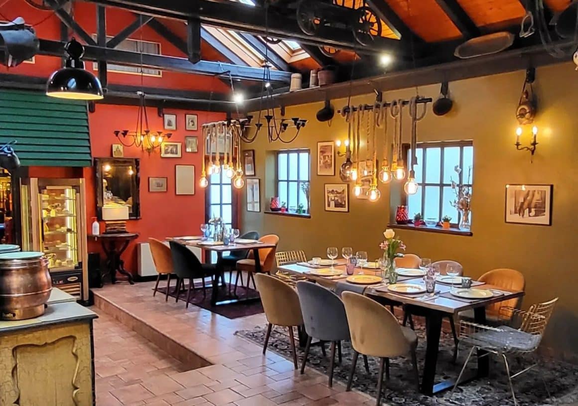 Interiorul restaurantului White Horse, cu lumini ambientale si mese elegante, unul din restaurante cozy din București