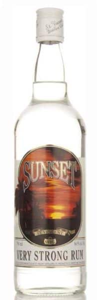 o sticlă de sunset very strong rum, una dintre cele mai puternice băuturi alcoolice