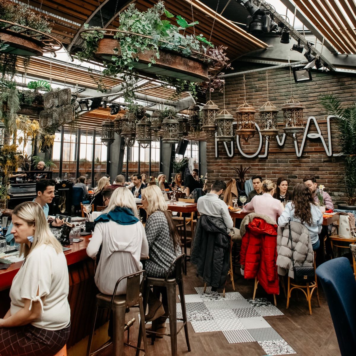 mai multi oameni iau masa la Nomad Sly Bar București