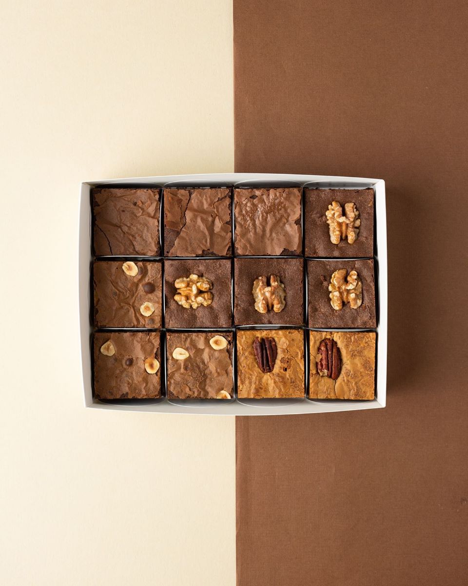 o cutie de carton umplută cu brownies pătrate, de diferite sortimente. Cadouri de Crăciun pentru foodies