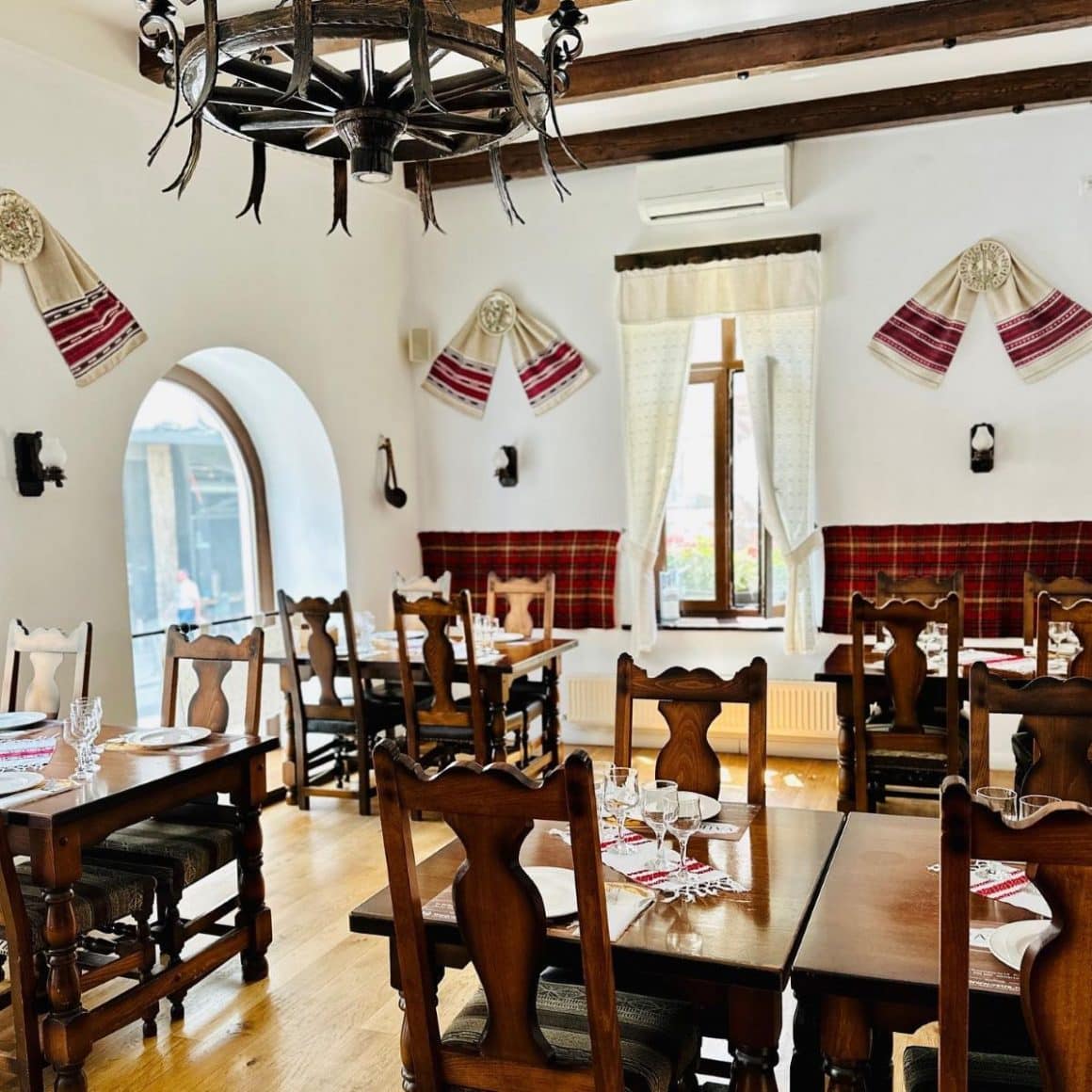 un restaurant traditional din bucuresti, cu multe elemente decorative tradiționale