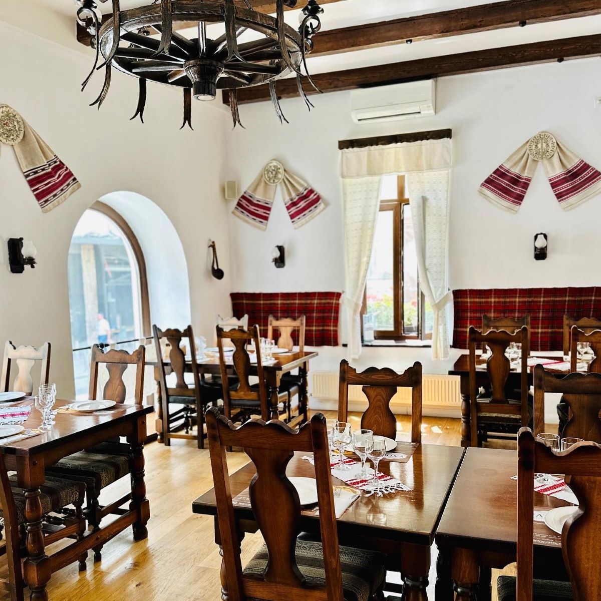 Vatra, un restaurant traditional din bucuresti, cu multe elemente decorative tradiționale. restaurante românești București