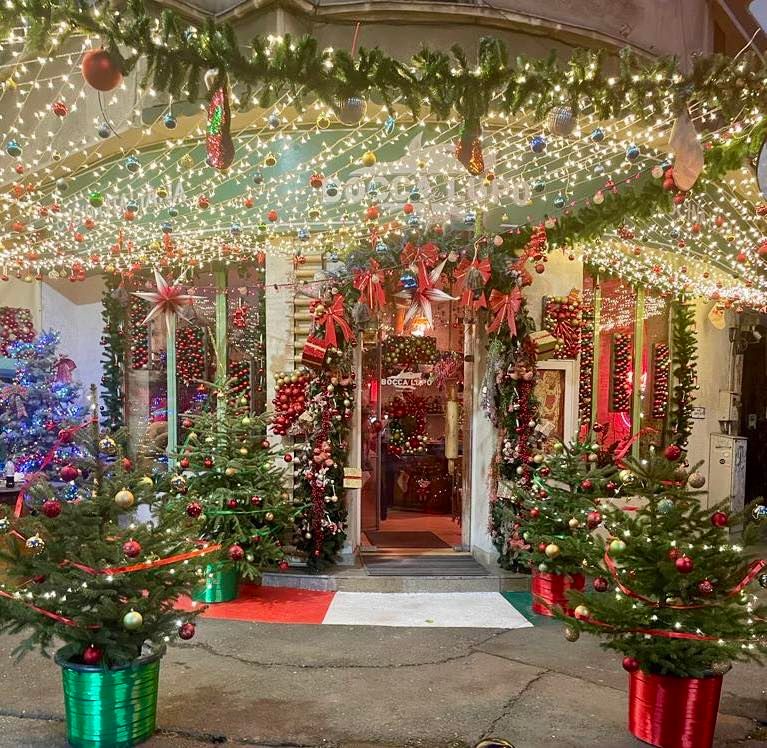 mai multe decorații de crăciun și ghirlande luminoase sunt atârnate pe tavanul restaurantului Bocca Lupo. Locații de Crăciun din București