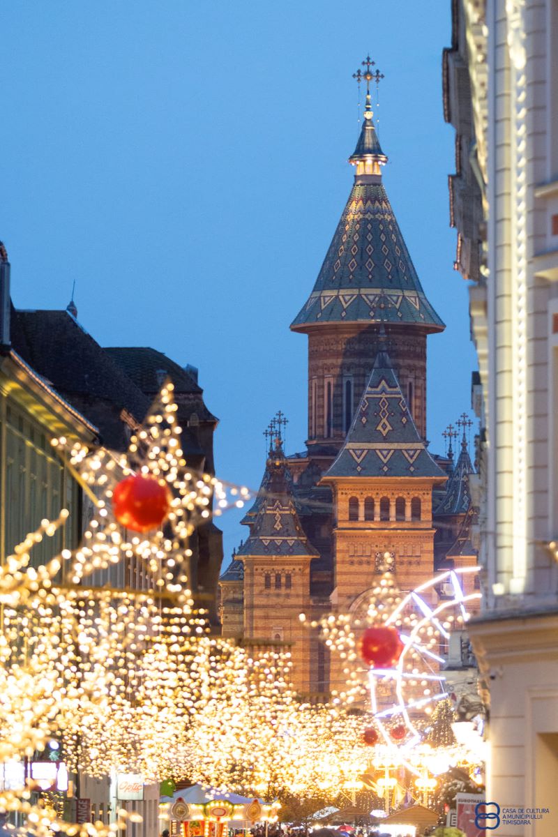 străzile luminate festiv din jurul târgului de crăciun din Timișoara, din fața catedralei ortodoxe