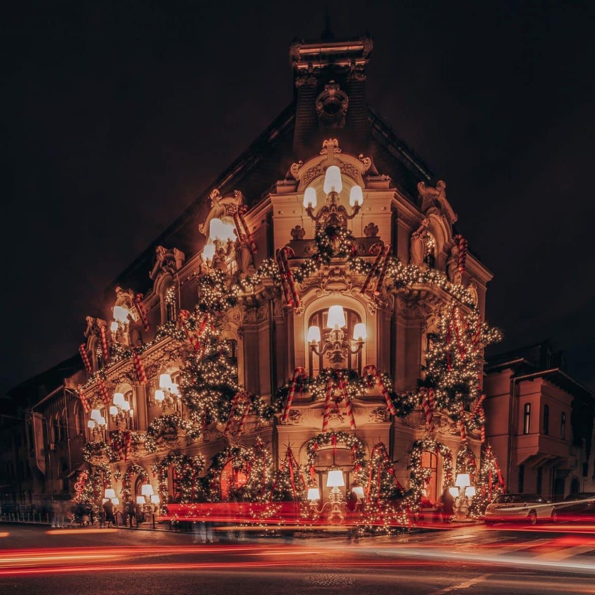 casa miței biciclista din București a fost deorată cu tematica crăciunului și luminată festiv