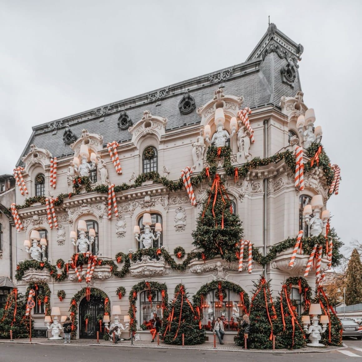 casa miței biciclista din București a fost deorată cu tematica crăciunului și luminată festiv. Locații de Crăciun din București