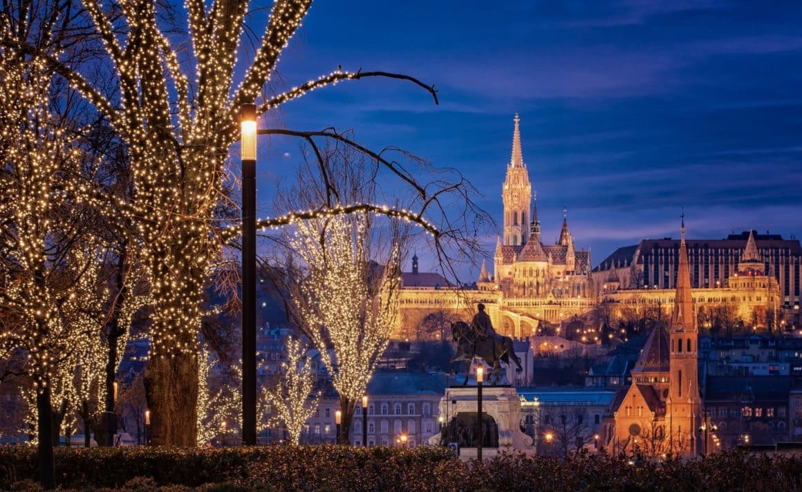 Budapesta în perioada sărbătorilor de iarnă, fotografiata seara, cu copacii plini de luminite