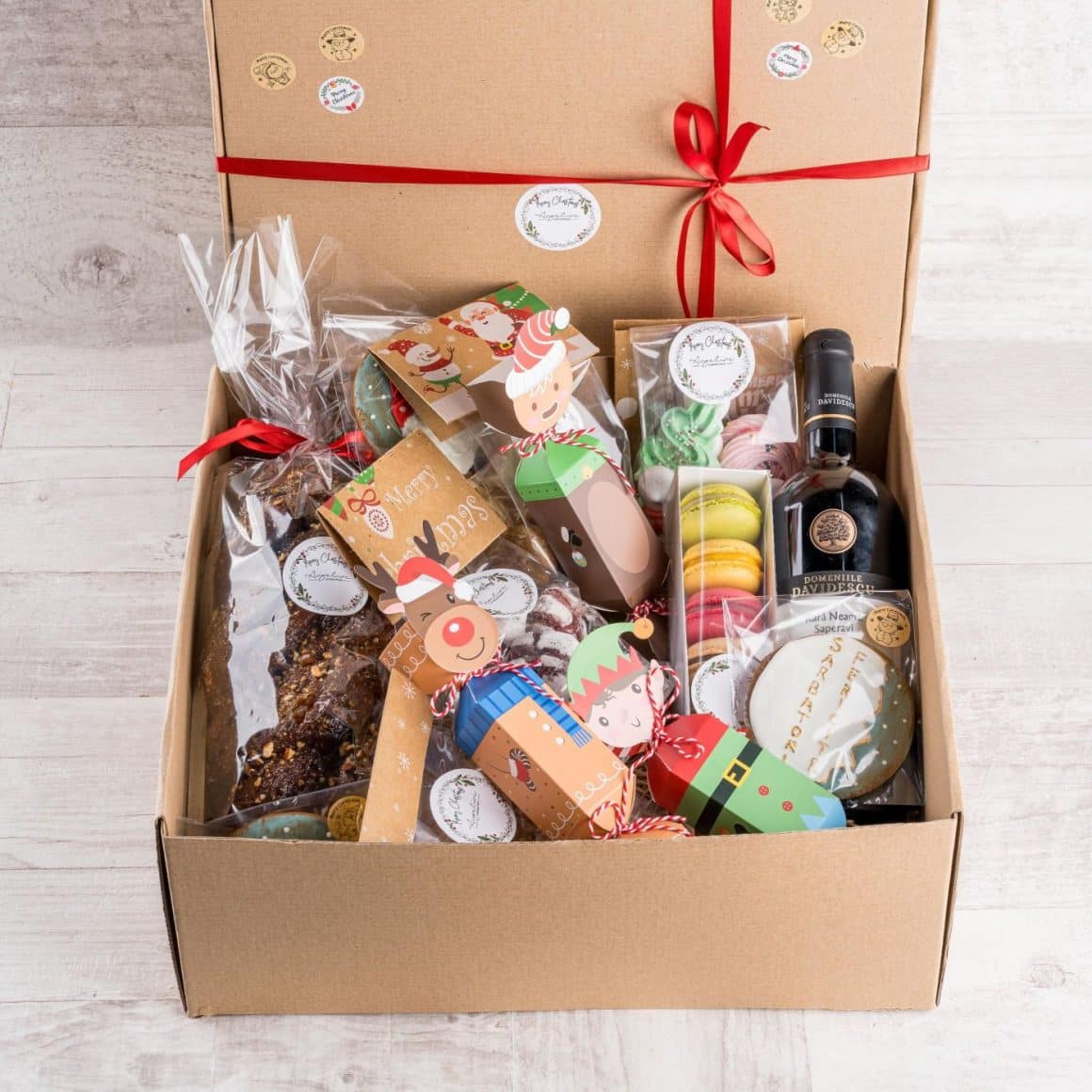 cutie cadou de Crăciun, cu vin si prajiturele