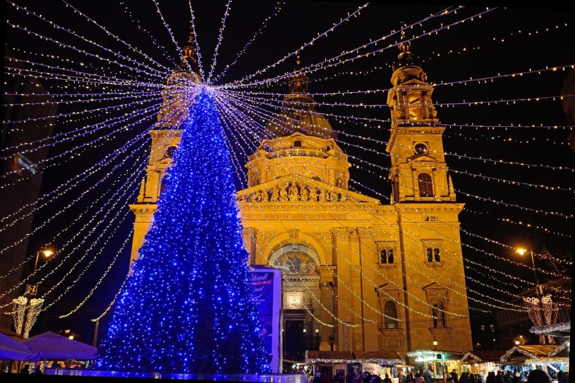 Bazilica Sfantului Stefan din Budapesta în perioada sărbătorilor de iarnă, cu bradul mare impodobit in fata bazilicii