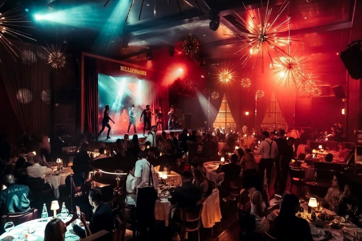 doi animatori dansează pe scenă în timpul petrecerii de revelion de la clubul billionaire din dubai. Destinații exotice de Revelion