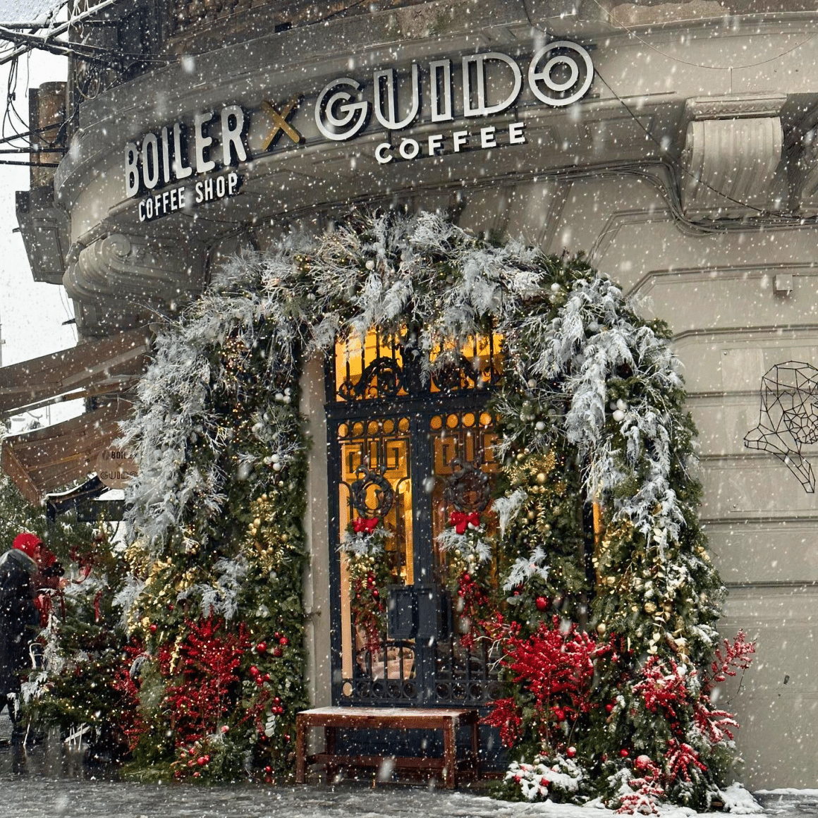 intrarea in restaurantul boiler din bucuresti, decorată tematic pentru crăciun. Locații de Crăciun din București. 