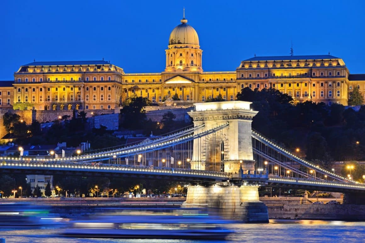 Budapesta în perioada sărbătorilor de iarnă - fotografie seara, cu podul si castelul luminate