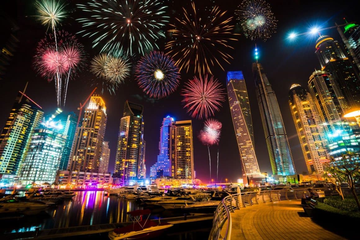 un foc de artificii are loc in marina din dubai, in noaptea de Revelio. destinații exotice de Revelion