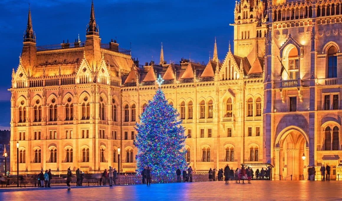 Pomul oficial de Crăciun din Piața Kossuth din Budapesta