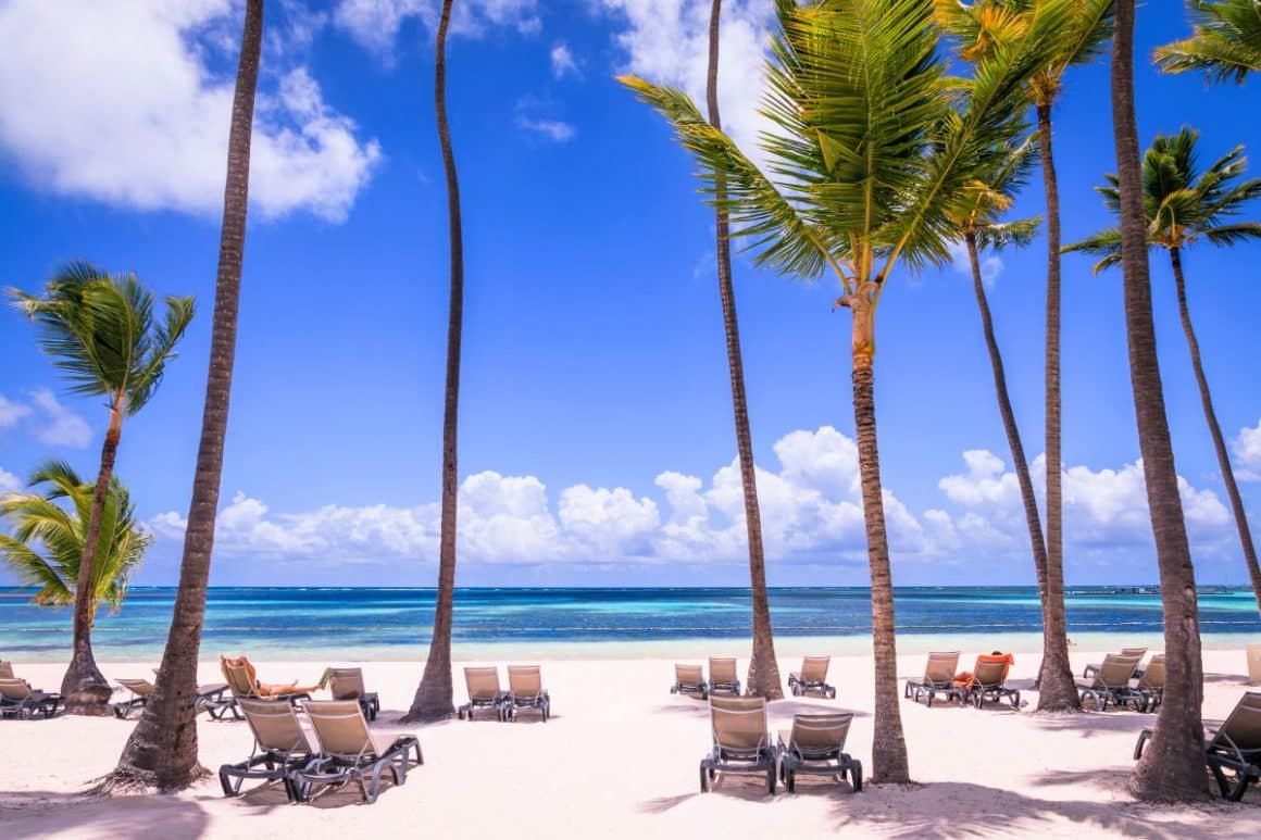 un peisaj exotic cu mai multi palmieri, și oceanul în fundal. Punta Cana. Republica Dominicană. destinații exotice de Revelion