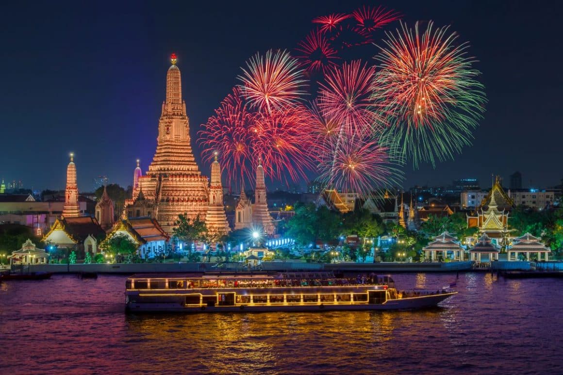 un foc de artificii are locin apropierea unui templu din thailanda, in noaptea de Revelion in thailanda. destinații exotice de Revelion