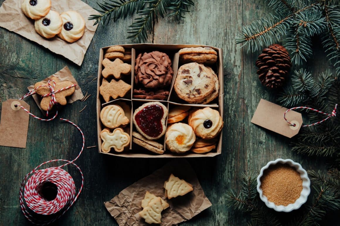 cutie cu diferite feluri de biscuiți și fursecuri pentru Crăciun. Rețete de biscuiți. rețete de fursecuri