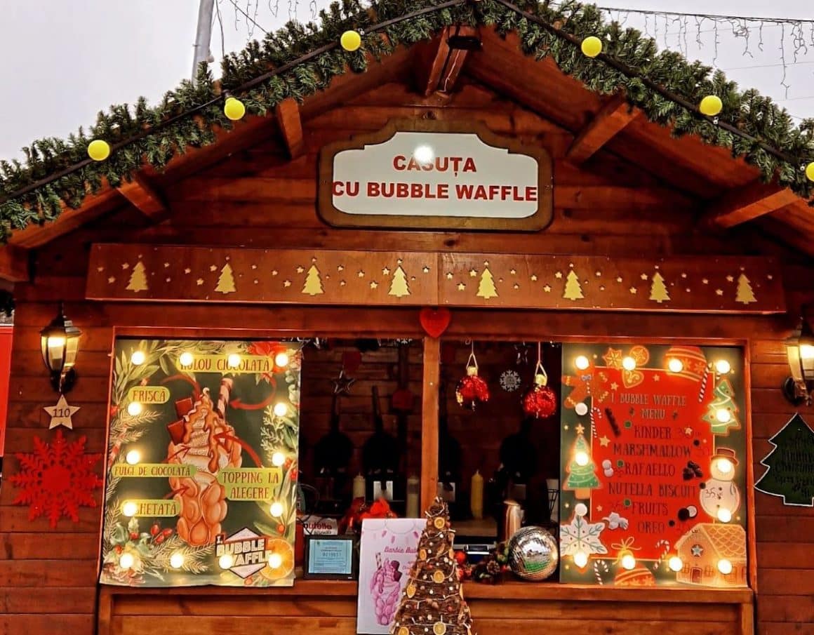 fațada unei căsuțe de la un tțrg de crăciun, unde se fac bubble waffles. Cele mai bune food trucks