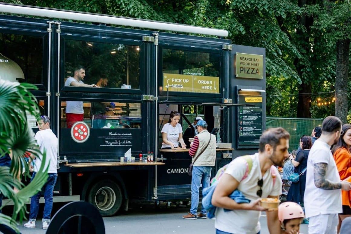 mai multi tineri stau la coadă la un food truck la festival. Cele mai bune food trucks