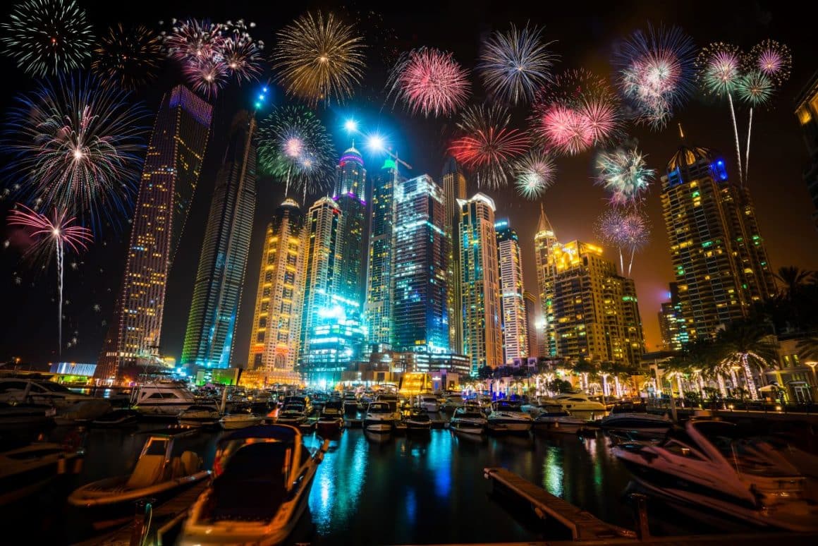 un foc de artificii are loc in marina din dubai, in noaptea de revelion in Dubai. Imagine pentru destinații exotice de Revelion