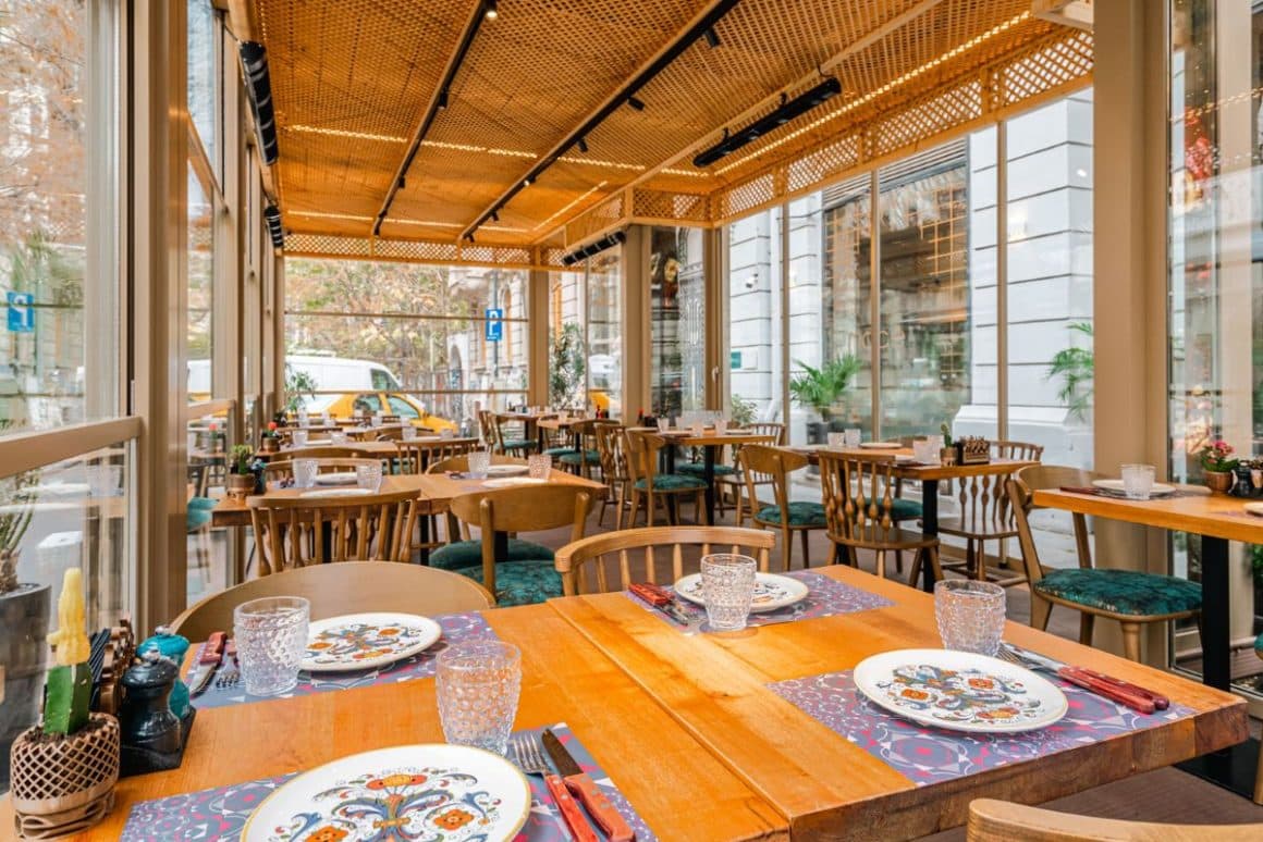 terasa inchisa de la Mace, cu scaune si mese din lemnrestaurante pentru grupuri mari, 