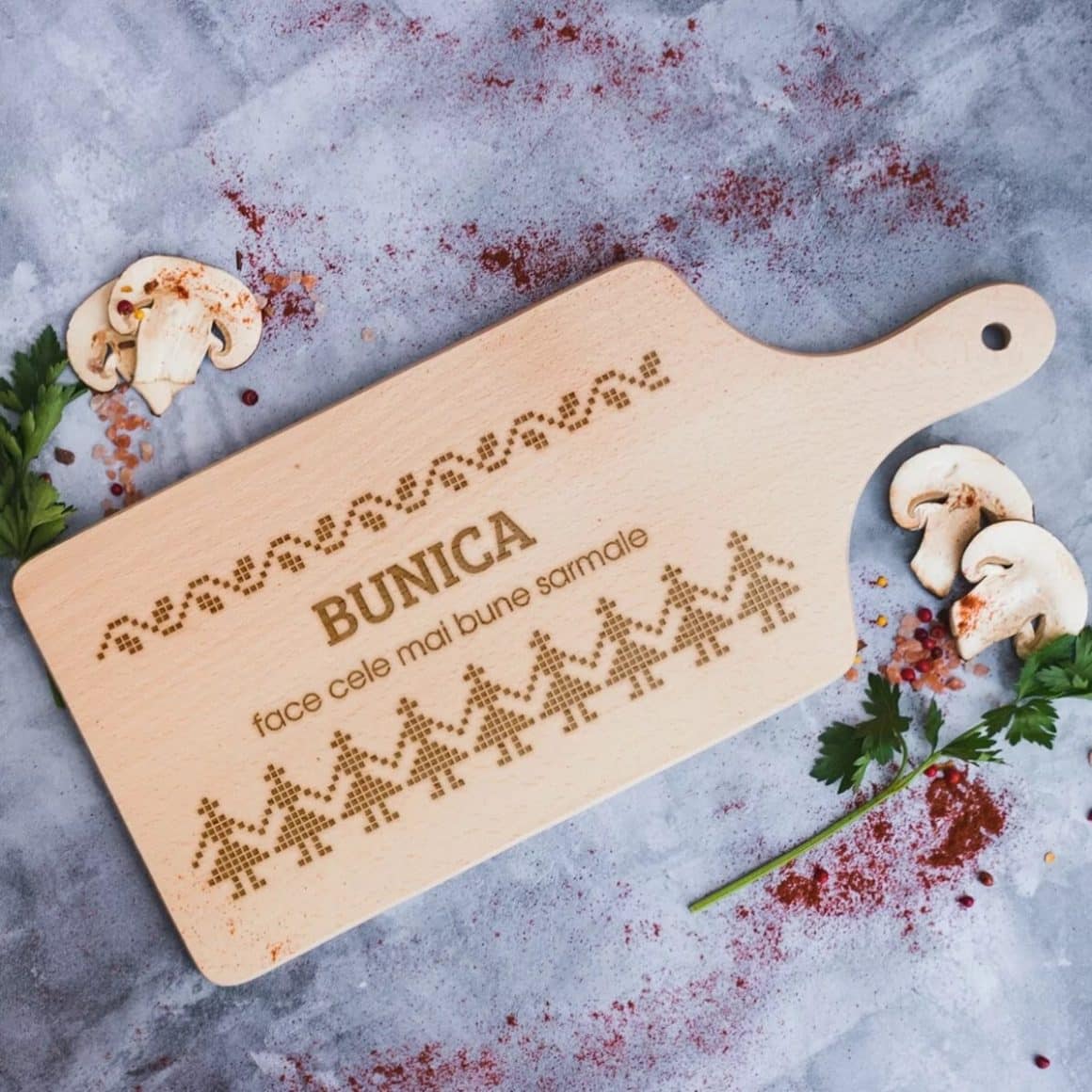 un tocător de lemn pirogravat cu un mesaj de recunoștiință. cadouri de crăciun personalizate. Cadouri de Crăciun pentru foodies