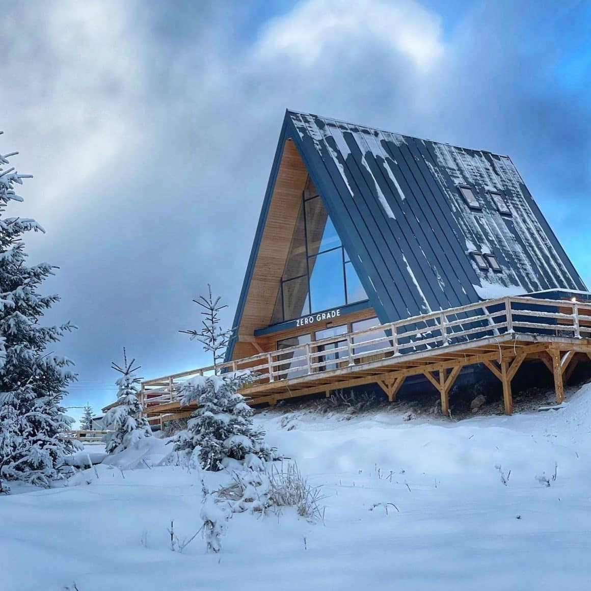 cabana a frame - restaurant zero grade fotografiat iarna din exterior, cu multa zapada. Restaurante Păltiniș