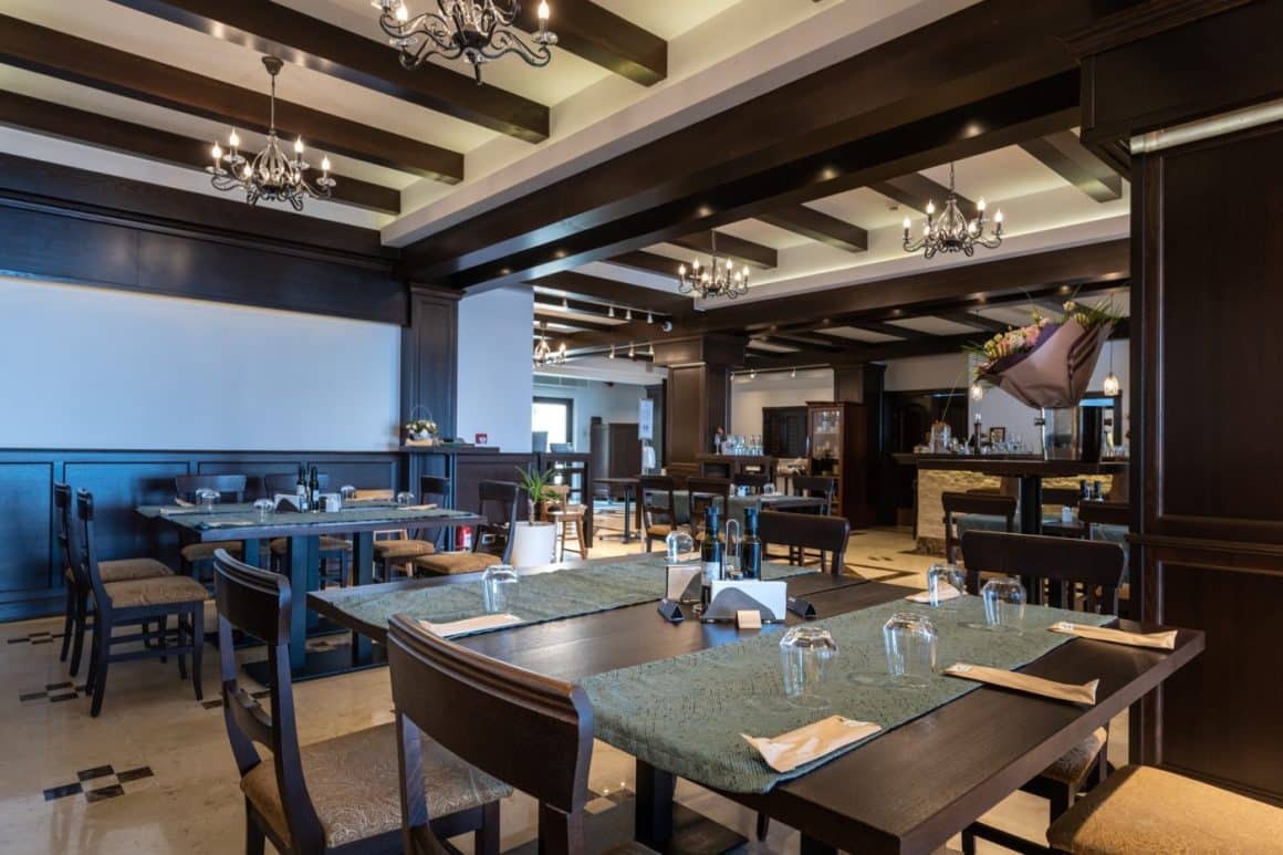 Sala de mese de la Castelnor, amenajat elegant, intr-o sala cu barne de lemn. restaurante păltiniș