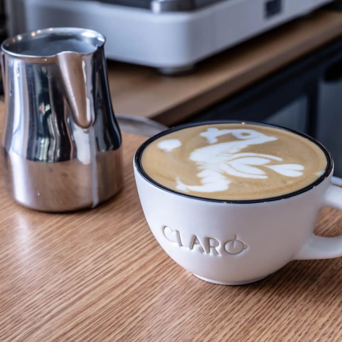 ceasca de cafea latte art la Claro Cafe