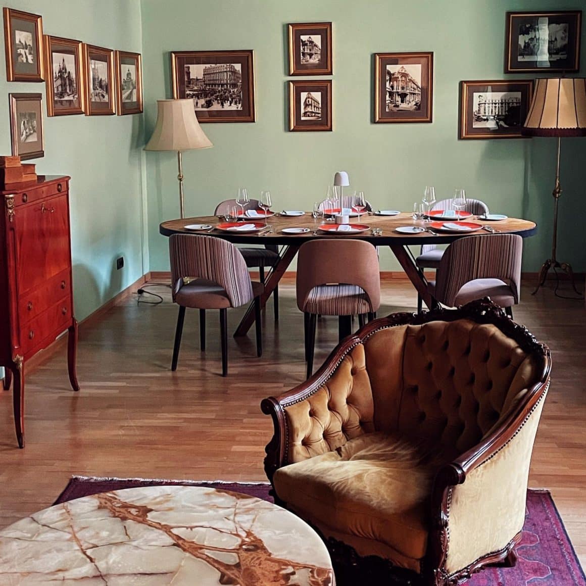 masa eleganta la Le Bistrot Français, intr-un decor clasic, cu mobilier si tablouri,