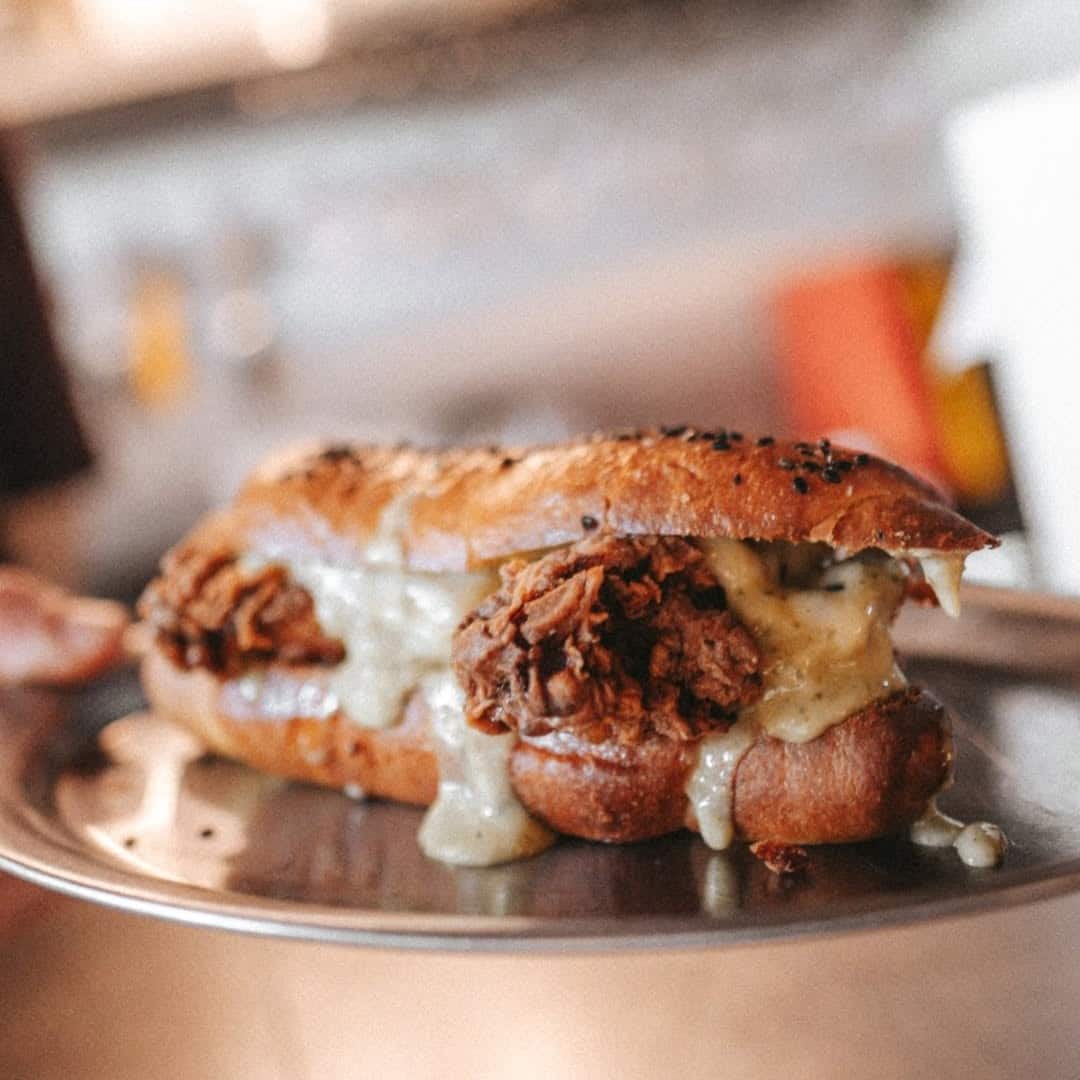 Chic criollo sandwich de la A Cote Bistro, unde mâncăm ieftin și bun în București