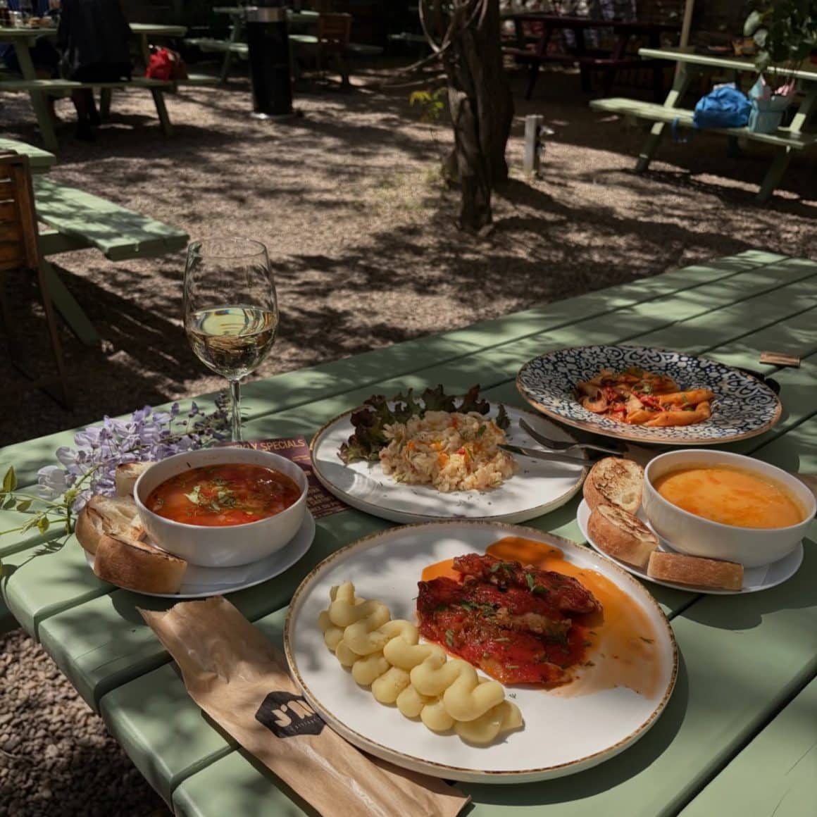 prim plan cu o masa cu mai multe preparate de la Jai Bistrot București, unde mâncăm ieftin și bun în București