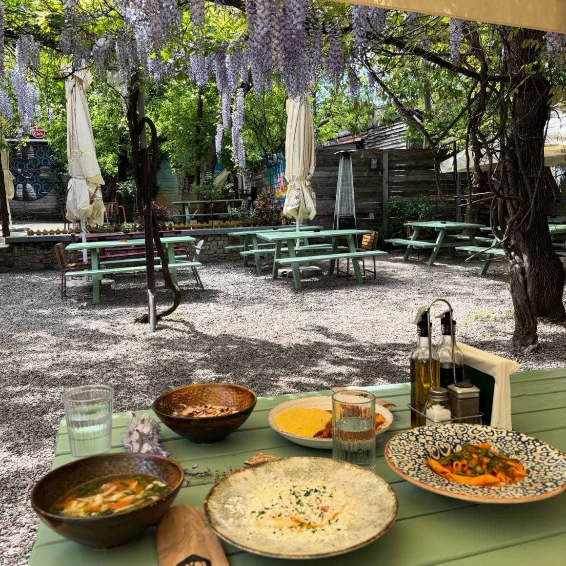 prim plan cu o masa cu mai multe preparate de la Jai Bistrot București, unde mâncăm ieftin și bun în București