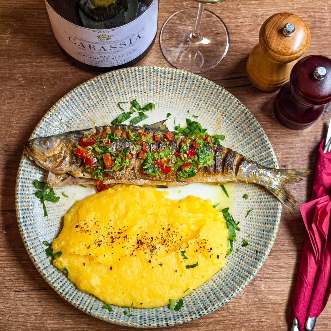 saramura de peste cu mamaliga de la bucataria localfood, unde mâncăm ieftin și bun în București