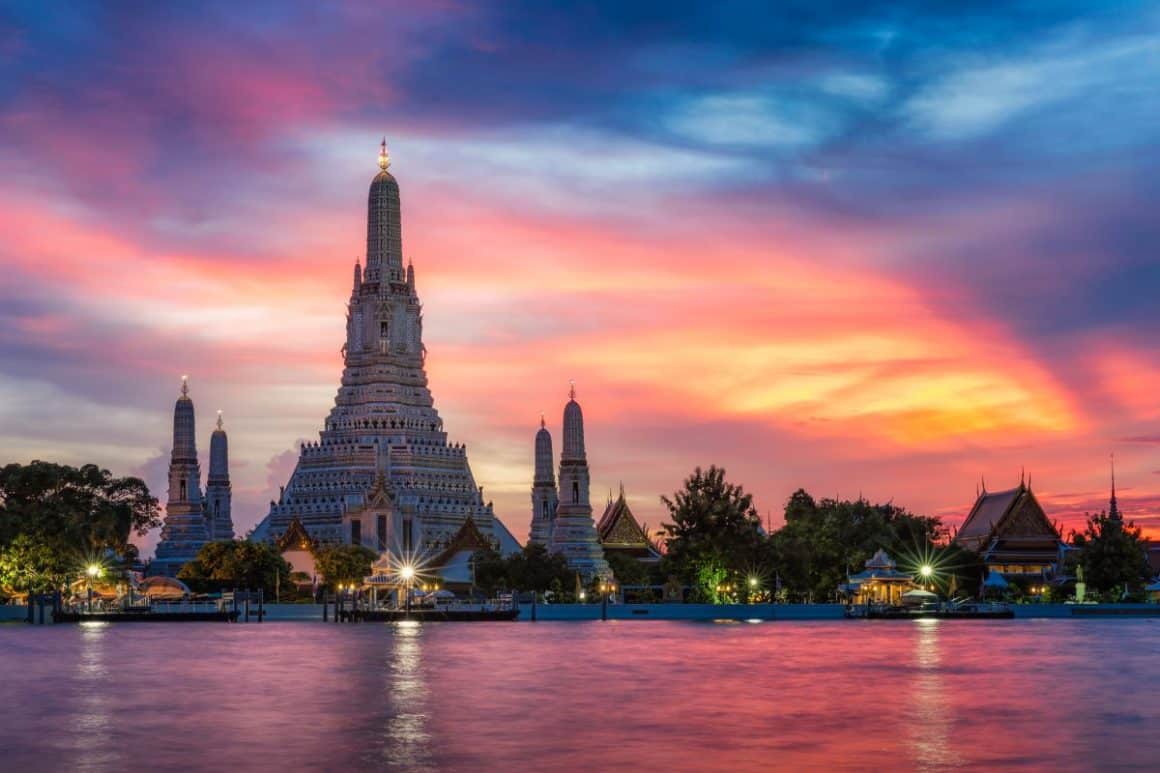 un templu din thailanda, fotografiat la ora apusului