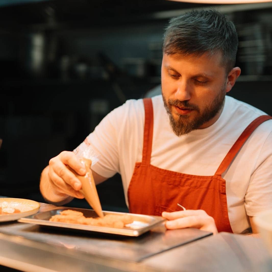 Andrei Chelaru, Chef restaurant Cambun, pregatest un dish din meniul de toamna